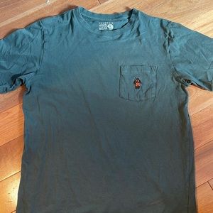 Men’s Mountain Hardware short sleeve tshirt. Medium